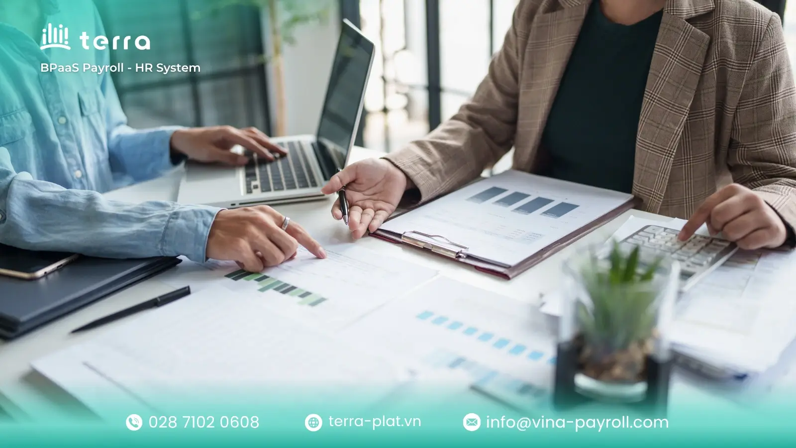 13-dimension comparison table between in-house payroll, traditional outsourcing, and BPaaS for FDI companies in Vietnam