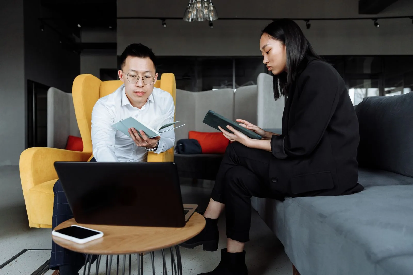 Chuyên viên nhân sự rà soát hồ sơ miễn giấy phép lao động cho người nước ngoài